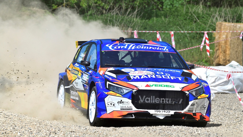 Simon Vallentin og Peter Egholm i Hyundai I20 Rally2 gav alt, hvad de havde i sig, inklusive en mindre afkørsel undervejs, men måtte nøjes med andenpladsen i Rally Vestsjælland.
(Foto: Michael Eisenberg)